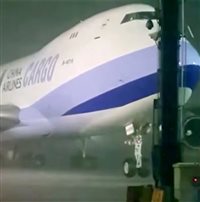 Vídeo mostra Boeing 747 sendo levantado por tufão; veja