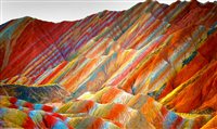 Montanhas coloridas são ponto turístico na China