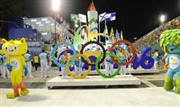 Mascotes da Rio 2016 abrem desfile na Sapucaí