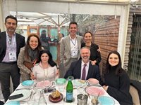 Simon Mayle reúne convidados para almoço durante ILTM Cannes 2025; fotos