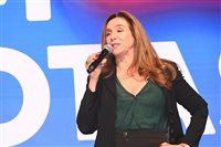 Atriz Marisa Orth fala sobre coragem e protagonismo no Fórum PANROTAS 2026