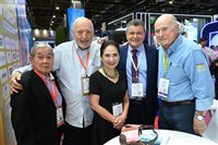 José Guillermo C. Alcorta recebe amigos na WTM; veja fotos