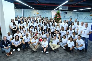 Colaboradores no novo escritório da Flytour Consolidadora