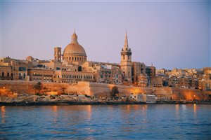 Passear por Valletta é a melhor forma de conhecê-la. A via principal é a Republic Street, onde ficam os prédios públicos e as lojas