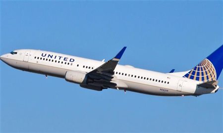 Comissários de bordo da United Airlines votam a favor de greve