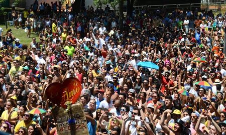 São Paulo triplicará faturamento do Rio no carnaval 2024, prevê CNC