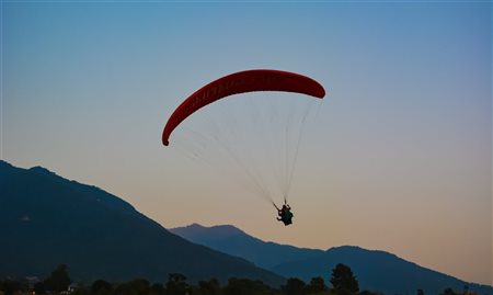 Como é a experiência de voar de parapente saltando de uma montanha