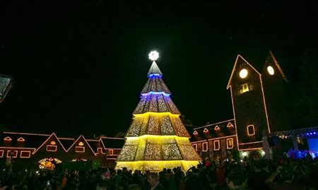 Bariloche ganha árvore iluminada com mais de 10 metros de altura