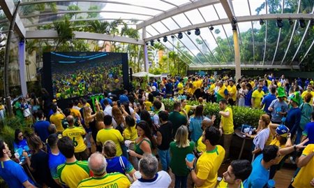 Tivoli Fire UP recebe artistas para assistir a jogo do Brasil na Copa