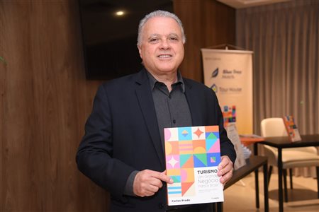 Carlos Prado recebe convidados em noite de autógrafos de seu livro