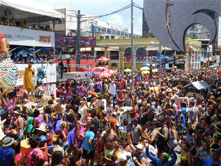 Galo da Madrugada lota as ruas e deve superar 2 mi de foliões