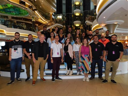 Agentes e operadores fazem visita ao Norwegian Star; fotos