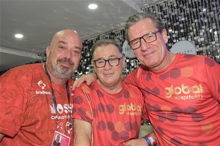 Trade de Turismo comemora primeiro dia de desfiles no Rio; veja fotos