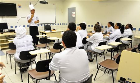 Senac e MTur abrem 800 vagas em cursos gratuitos de qualificação profissional