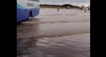 Aeroporto de Canoas sofre com fortes chuvas, mas pista não é afetada