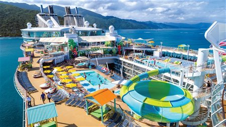 Royal Caribbean: taxas de 'gorjetas' acumulam alta de 14% em 12 meses