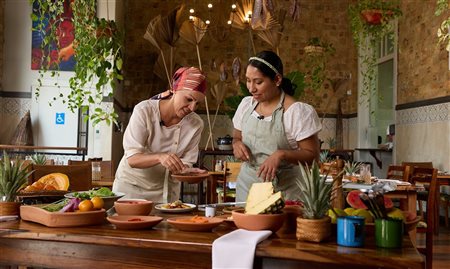 Latam lança cardápio de chefs brasileira e peruana para voos internacionais