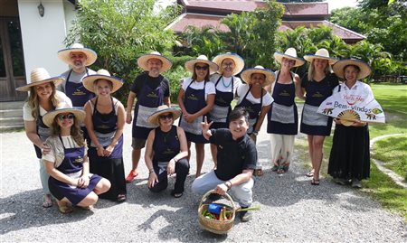 Visual faz 'masterchef' na Tailândia e visita templo budista em Chiang Mai