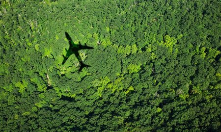 Custo da transição sustentável das empresas aéreas será de US$ 4,7 trilhões