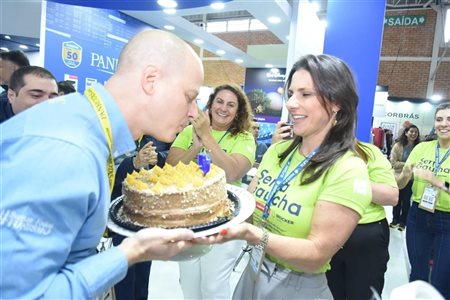 Brocker Turismo faz festa surpresa para comemorar os 50 anos da PANROTAS