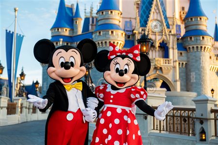 Disney lucra US$ 5,7 bi no ano fiscal de 2024; receita de parques cresce