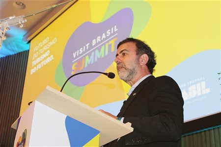 Freixo projeta 8 milhões de turistas internacionais no Brasil em 2025