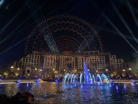 Veja como foi a festa de abertura do Universal Epic Universe, em Orlando, e quem esteve lá