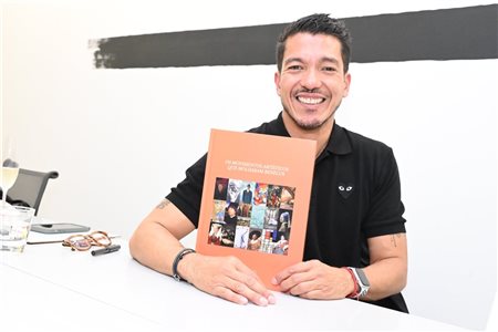 Em noite de autógrafos, Erik Sadao lança livro sobre arte em Benelux; fotos
