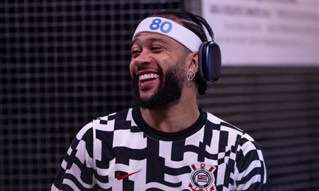 Memphis Depay, do Corinthians, estrela campanha dos 80 anos de KLM no Brasil