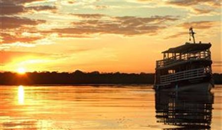 Hotel na Amazônia agora tem barco e bar flutuante