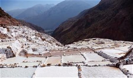 Conheça as salinas que sobrevivem há séculos no Peru