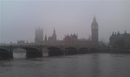 Londres tem mais de 80 voos cancelados e prevê nevasca