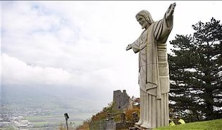 Cidade na Suíça ganha réplica do Cristo Redentor; fotos