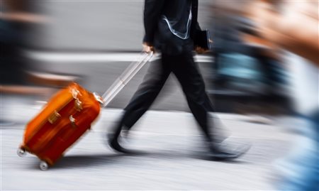 Bolsonaro veta volta do despacho gratuito de bagagens em voos no Brasil