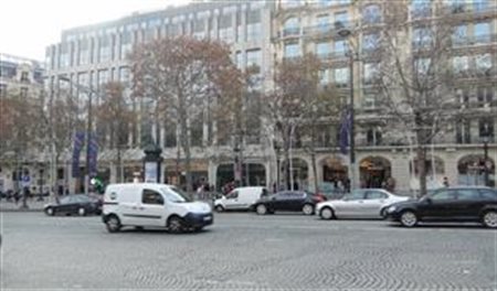 Paris testa micro-ônibus elétrico para reduzir poluição