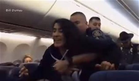 Mulher é retirada à força de voo da Southwest; vídeo