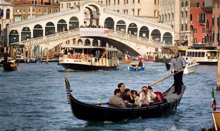 Veneza terá taxa de entrada e limitará grupos a partir de abril