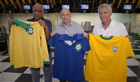 Gol realiza ação para Copa com craques brasileiros; fotos