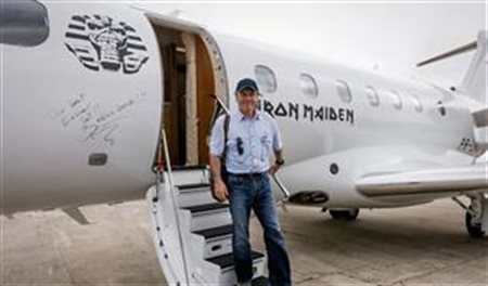 Vocalista do Iron Maiden ganha homenagem em avião da Embraer