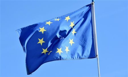 UE diz ter atingido meta de vacinar 70% dos adultos contra covid