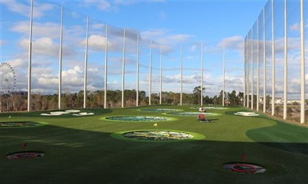 Espaço aberto para prática de golfe diverte a todas as idades