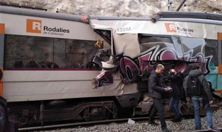 Trens colidem ao norte de Barcelona e uma pessoa morre