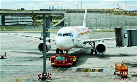UE estuda eliminar isenções para combustível de aviação