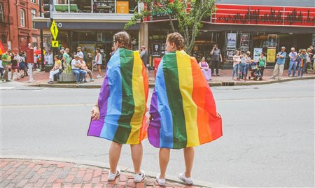 6 em 10 turistas LGBTQIA+ já cancelaram viagens por insegurança
