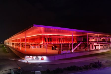 Pavilhões de São Paulo recebem iluminação vermelha