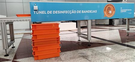 Aeroporto de Salvador passa bandejas do raio-x por túnel de higienização 