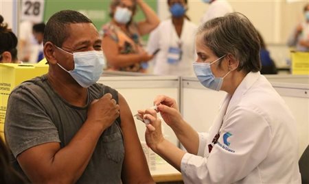 Brasil ultrapassa EUA na porcentagem de população totalmente vacinada