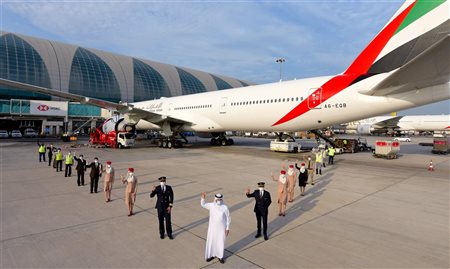 Emirates opera primeiro voo com equipe totalmente vacinada
