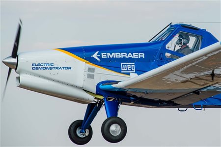 Avião elétrico da Embraer inicia campanha de ensaios em voo; fotos