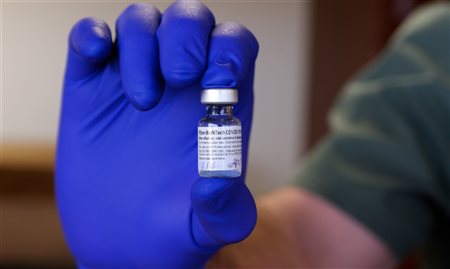 Iata pede fim de testes nos EUA para viajantes vacinados